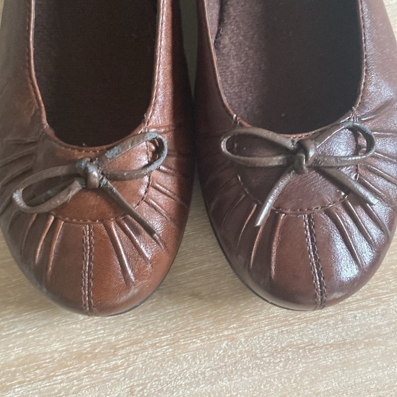 Clarks brown leather flats. Size 7.5. Good condition!!​​​​​​​ - Picture 4 of 7